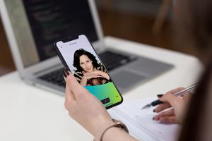 Top Vision přináší zdarma ONLINE setkání žen. Pozvání přijala herečka Zdeňka Žádníková Volencová