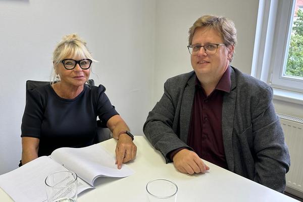 Anna Engel-Köhler (předsedkyně správní rady bfz o.p.s.), Ladislav Buček (člen správní rady Akredika o.p.s.)