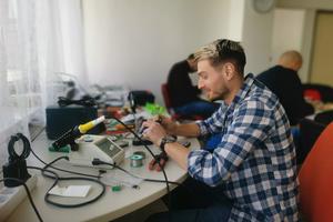Praktická výuka na kombinovaném studiu elektrikářů jede na 100 %
